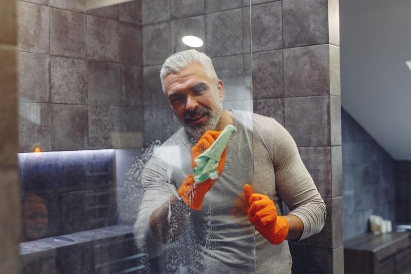 Limpiando las manchas de cal del cristal de la ducha