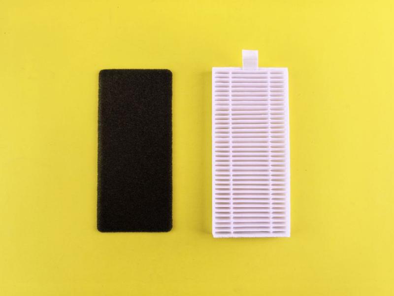 Filtro HEPA plisado (derecha) junto a un filtro de carbón activado (izquierda)