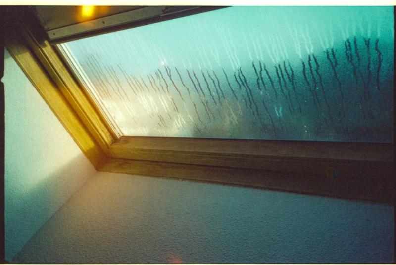 Condensación de humedad en el cristal de una ventana