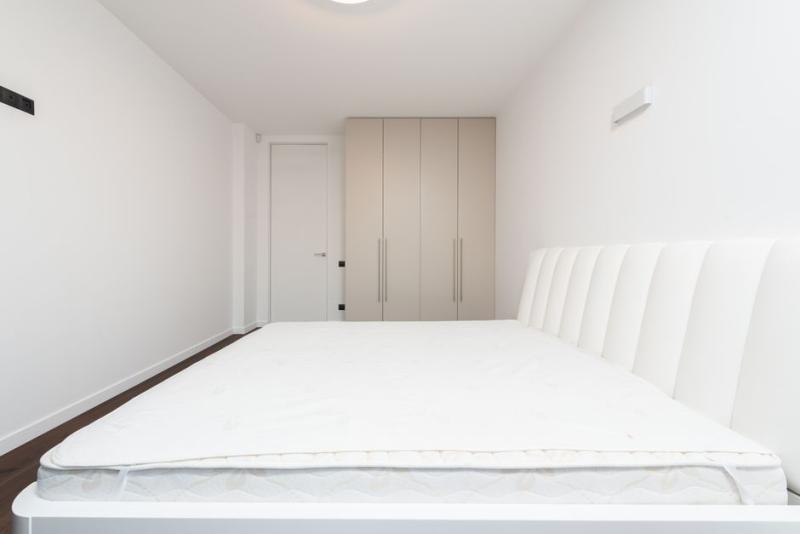 Dormitorio con colchón, donde suelen acumularse los ácaros del polvo