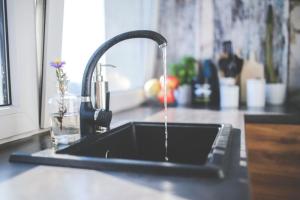 Agua corriendo en un grifo de cocina moderna